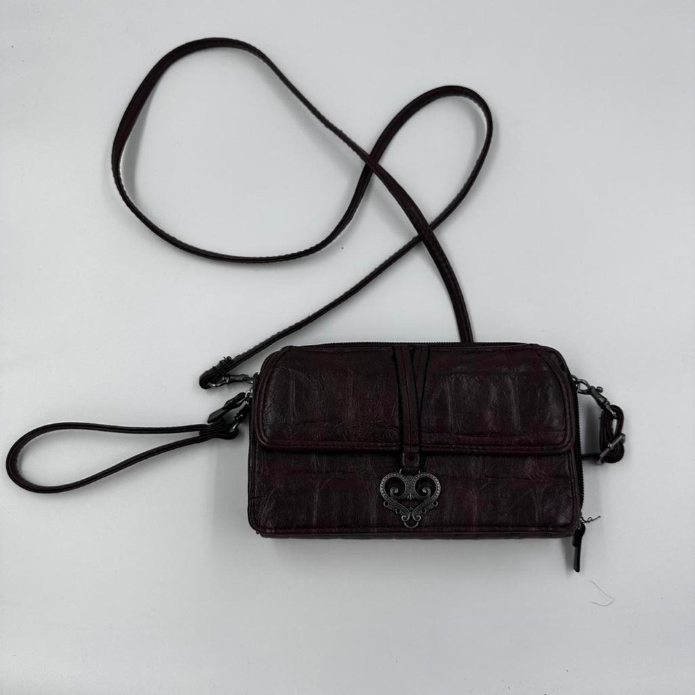 Bueno Brown leather crossbody bag with heart charm